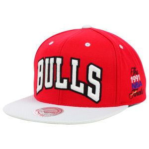 Chicago Bulls Mitchell and Ness NBA Red Alert Hook Snapback Cap