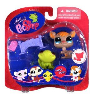 Littlest Pet Shop Exclusive Pet Pairs Portable Collectible Gift Set   Green Frog (#1254) and Brown Kangaroo (#1255) Plus Accessories Toys & Games