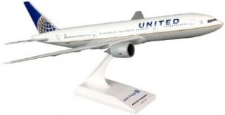 Daron Skymarks United 777 200 Post Co Merger Livery Model Building Kit, 1/200 Scale Toys & Games