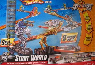 Hot Wheels Trick Tracks Robot STUNT WORLD w 9 Cars   Toys"R"Us Exclusive (2010) Toys & Games
