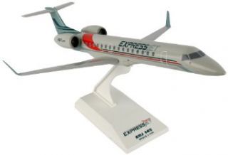 Daron Skymarks Express Jet ERJ 145 Model Kit (1/100 Scale) Toys & Games