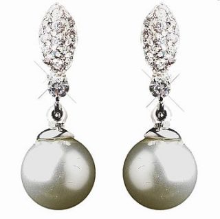 pearl drop earrings by vintage styler
