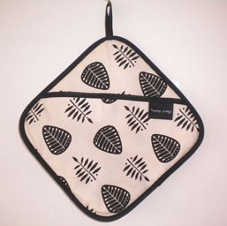 leaf pattern pot holder by gail kelly designs