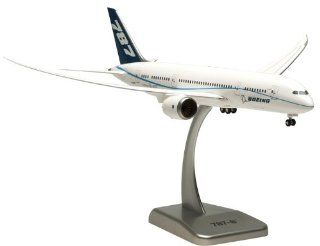 Daron Hogan Boeing House 787 8 Reg N787FT Flexed Wings Model Kit with Gear, 1/200 Scale Toys & Games