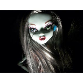 Monster High Frankie Stein Doll with Watzit pet Toys & Games